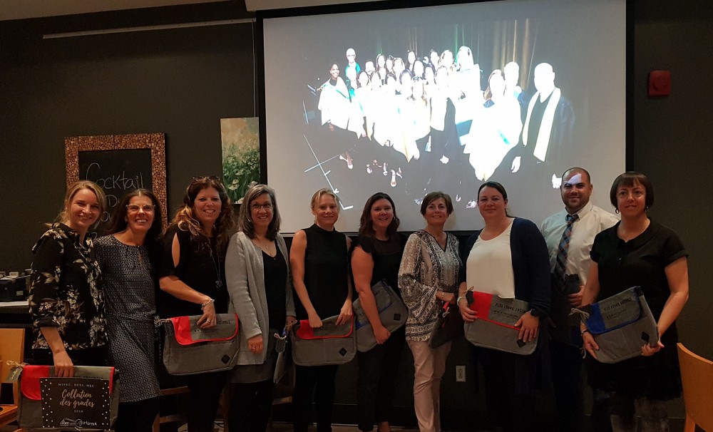 De droite &agrave; gauche&nbsp;: Christine Marquis (personne-ressource), Marilyn Cantara (conseill&egrave;re p&eacute;dagogique et r&eacute;pondante locale) et les personnes gradu&eacute;es de la ma&icirc;trise Performa: Mirelle Beaudet, Mireille Racine, M&eacute;lissa Derome, Julie S&eacute;n&eacute;chal, Johanne Drouin, Julie Dor&eacute;, Yannick Charles et Caroline Cloutier.