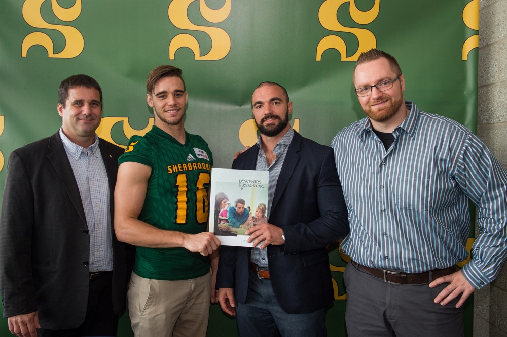 Guillaume Conraud-Ar&egrave;s en compagnie de Maxime Dufault et du pr&eacute;sident de l'Association des anciens de football Vert & Or, Kristof Gyorfi, ainsi que du directeur adjoint de la Fondation de l'UdeS, Pascal Gr&eacute;goire.