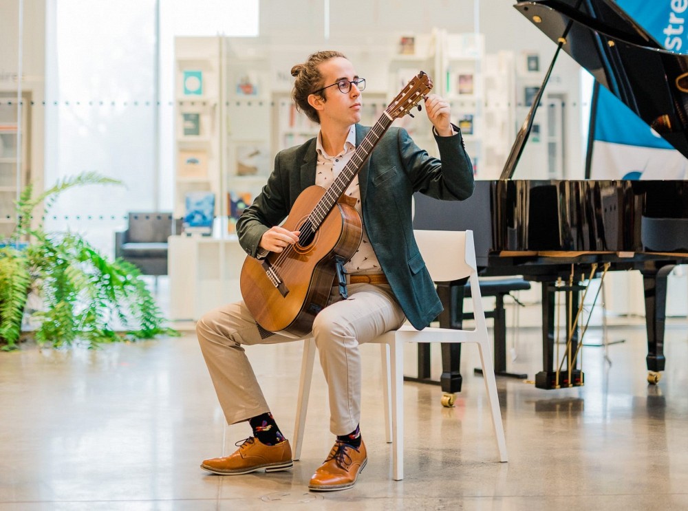 Tommy Dupuis a r&eacute;cemment &eacute;t&eacute; accept&eacute; dans deux grandes universit&eacute;s am&eacute;ricaines&nbsp;: la Peabody Institute de la Johns Hopkins University dans la classe du guitariste Manuel Barrueco et la University of Southern California avec le guitariste Pepe Romero et les guitaristes du Los Angeles Guitar Quartet.