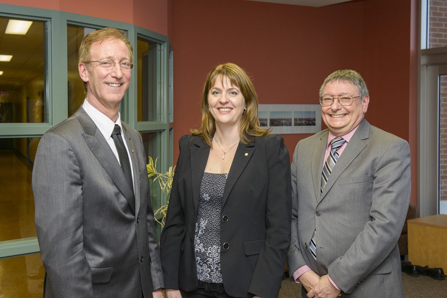 Fran&ccedil;ois Dub&eacute;, directeur g&eacute;n&eacute;ral de La&nbsp;Fondation de l&rsquo;UdeS, &Eacute;laine Godbout, copr&eacute;sidente de la campagne interne D&rsquo;avenirs et de passions, et Jean Desrochers, responsable-solliciteur pour la Facult&eacute; d&rsquo;administration.