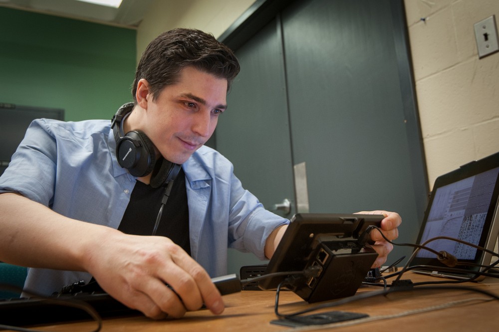Sean Wood dans son bureau du Groupe de recherche NECOTIS (Groupe de recherche en Neurosciences Computationnelles et Traitement Intelligent des Signaux)