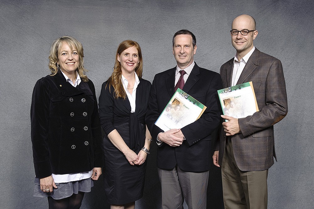 Fonds de bourses du Groupe Jean Coutu : Denyse R&eacute;millard, vice-doyenne &agrave; l&rsquo;enseignement de la Facult&eacute; d&rsquo;administration, Sylvie Lussier, propri&eacute;taire de la succursale du 455 King Est &agrave; Sherbrooke, et les r&eacute;cipiendaires, Claude-Andr&eacute; Guillotte et Jacques Guilbert.