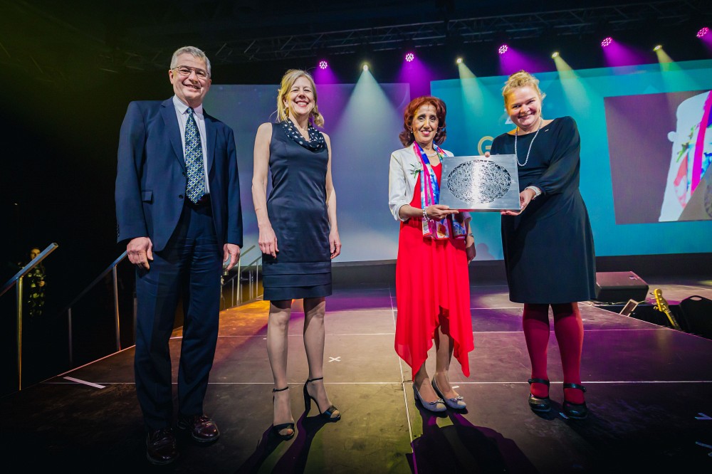 Monsieur Guy Fauteux, Vice-pr&eacute;sident &ndash; R&eacute;gion des Cantons-de-l&rsquo;Est chez Raymond Chabot Grant Thornton (RCGT),&nbsp;Pre Christine Hudon,&nbsp;vice-rectrice aux &eacute;tudes et aux relations internationales et Pre Anne Lessard, doyenne de la Facult&eacute; d'&eacute;ducation, &eacute;taient r&eacute;unis sur sc&egrave;ne pour remettre son prix &agrave; Pre Rakia Laroui.