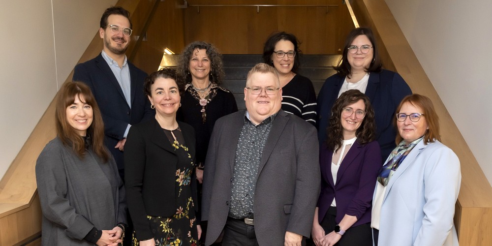 &Agrave; l'avant : Pre Mari&egrave;ve Lacroix (uOttawa), Pre Marie-Pierre Robert (UdeS), Pr Pascal Fr&eacute;chette&nbsp;(UdeS), Me Kim Lambert (uOttawa) et Me Natacha Bouffard,&nbsp;coordonnatrice de la ma&icirc;trise en droit notarial (uOttawa)&Agrave; l'arri&egrave;re : Pr Micha&euml;l Lessard (UdeS), Pre&nbsp;Muriel Paradelle (uOttawa),&nbsp;Pre Andr&eacute;anne Malacket (UdeS) et Mme P&eacute;n&eacute;lope Chabot, candidate &agrave; la ma&icirc;trise (UdeS)Absentes de la photo&nbsp;: Pre &Eacute;dith V&eacute;zina (UdeS) et Pre Anne-Fran&ccedil;oise Debruche (UOttawa)