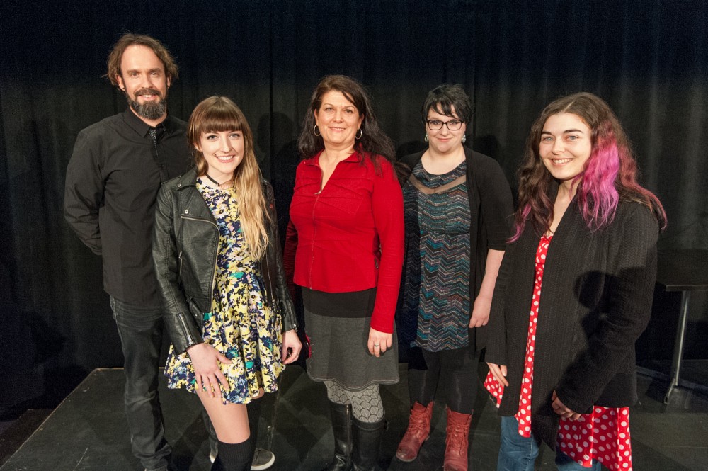 Les r&eacute;cipiendaires des prix du Grand Concours litt&eacute;raire 2016-2017 de l'UdeS : Christian Lachapelle, Marie-Soleil Gu&egrave;vremont, Catherine Ego, Kim No&euml;l et Marianne Verville. Maxime April, qui s'est aussi m&eacute;rit&eacute; un prix, &eacute;tait absent au moment de la prise de photo.
