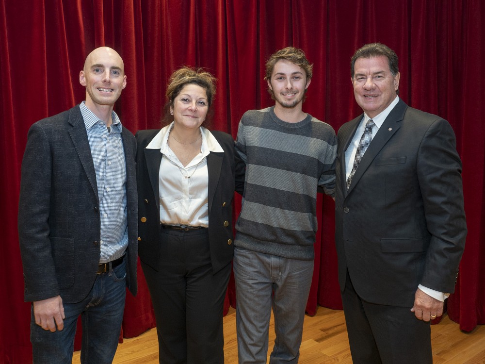 Le directeur de l'&Eacute;cole de musique, Andr&eacute; Cayer, la doyenne de la Facult&eacute; des lettres et sciences humaines, Anick Lessard ainsi que M. Martial Carbonneau co-initiateur du fonds ont remis une bourse de 2000 $ &agrave; Jean-Christophe Duhamel.