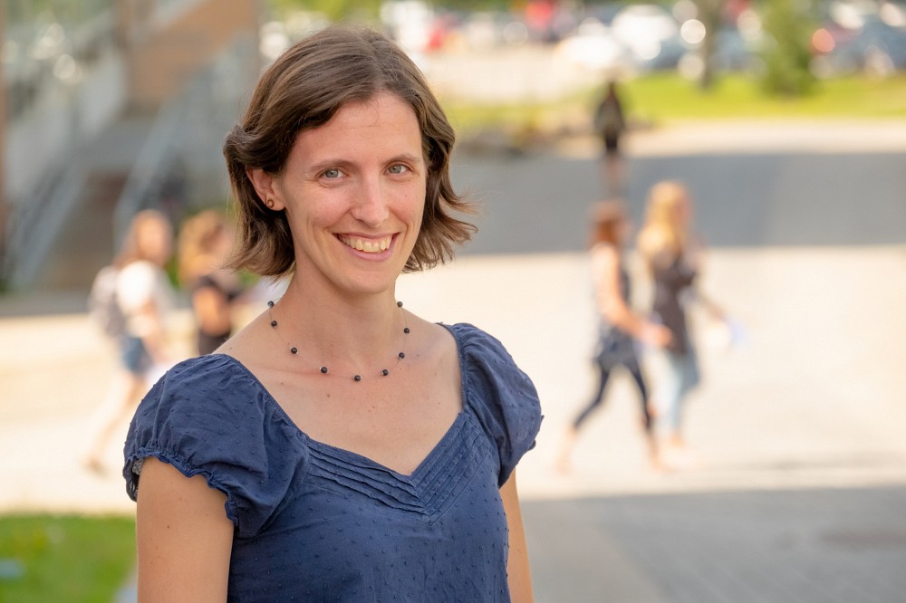 Eug&eacute;nie Dostie-Goulet, charg&eacute;e de cours &agrave; l'&Eacute;cole de politique appliqu&eacute;e de la Facult&eacute; des lettres et sciences humaines