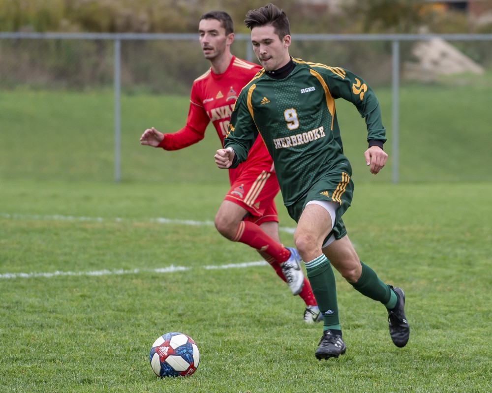 Vincent Aubin est porte-couleurs des &eacute;quipes de soccer et de tennis du Vert & Or. Il poursuit une ma&icirc;trise en physioth&eacute;rapie &agrave; la Facult&eacute; de m&eacute;decine et des sciences de la sant&eacute;. 