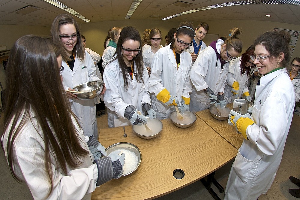 Des participantes de la Super Expo-sciences Hydro-Qu&eacute;bec en profitent pour d&eacute;couvrir un laboratoire de g&eacute;nie chimique lors de leur passage &agrave; l'UdeS.