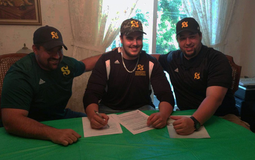 Dans l'ordre habituel : Mathieu Lecompte, entra&icirc;neur-chef de l'&eacute;quipe de football du Vert & Or, Anthony Vandal, nouveau porte-couleurs du Vert & Or, et R&eacute;mi Gigu&egrave;re, entra&icirc;neur-adjointe de la ligne offensive.