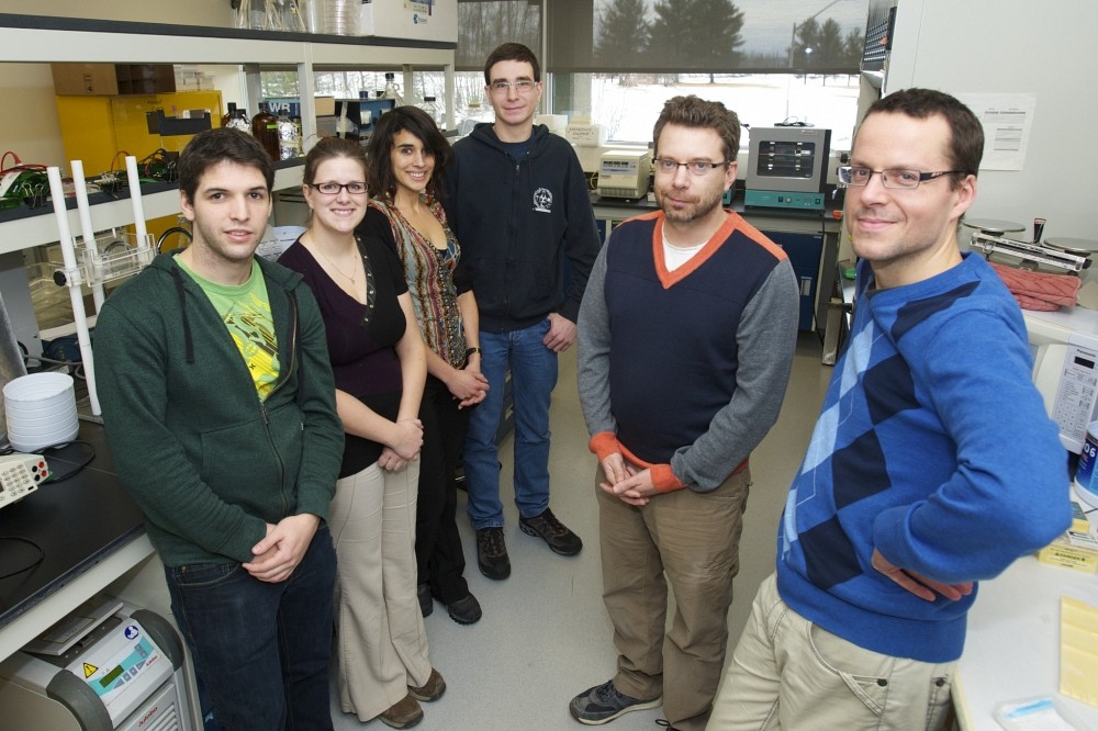 Maxime Simoneau-Roy, Marie-Pier Caron, Laur&egrave;ne Bastet, Antony Lussier ainsi que les professeurs Daniel Lafontaine et &Eacute;ric Mass&eacute;.