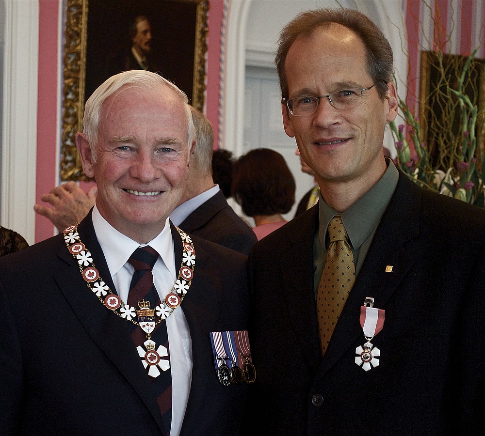 Son Excellence le tr&egrave;s honorable David Johnson et le professeur Louis Taillefer.