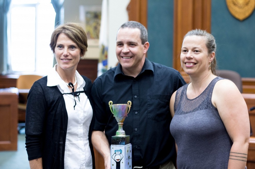 Christine Ouellet, conseill&egrave;re municipale, pr&eacute;sidente du comit&eacute; de l&rsquo;environnement &agrave; la Ville de Sherbrooke et porte-parole du mouvement Sherbrooke ville &eacute;quitable, a remis le Prix reconnaissance &agrave; Patrice Cordeau, de l&rsquo;Universit&eacute; de Sherbrooke, pour les actions qui ont men&eacute; &agrave; la d&eacute;signation d&rsquo;un campus dit &eacute;quitable. Elle &eacute;tait accompagn&eacute;e par M&eacute;lanie Bri&egrave;re, agente d&rsquo;&eacute;ducation au Carrefour de solidarit&eacute; internationale.