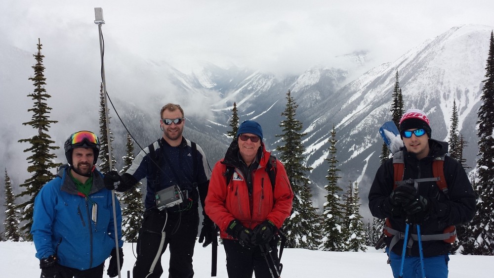 L&rsquo;&eacute;tudiant Jean-Beno&icirc;t Madore, le professeur Alexandre Langlois, le professeur Bruce Jamieson (Universit&eacute; de Calgary) et l&rsquo;&eacute;tudiant Kevin C&ocirc;t&eacute; dans les Rocheuses.