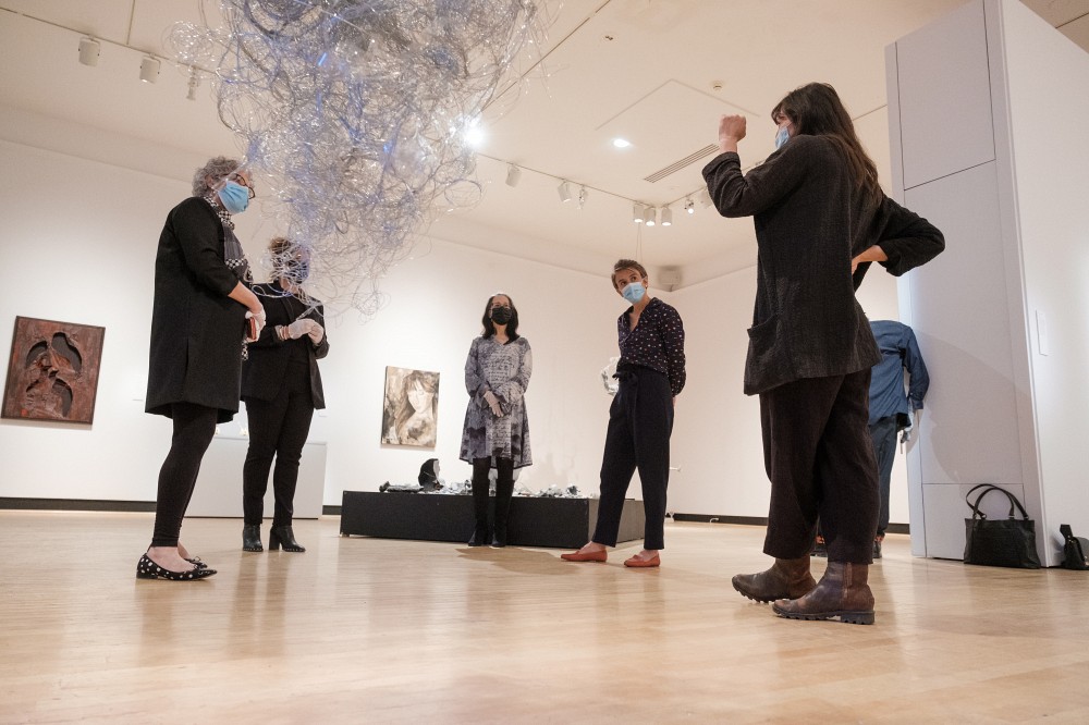 Les participantes, &eacute;changeant ensemble apr&egrave;s avoir parcouru les &oelig;uvres de l'exposition Demain en main.&nbsp;