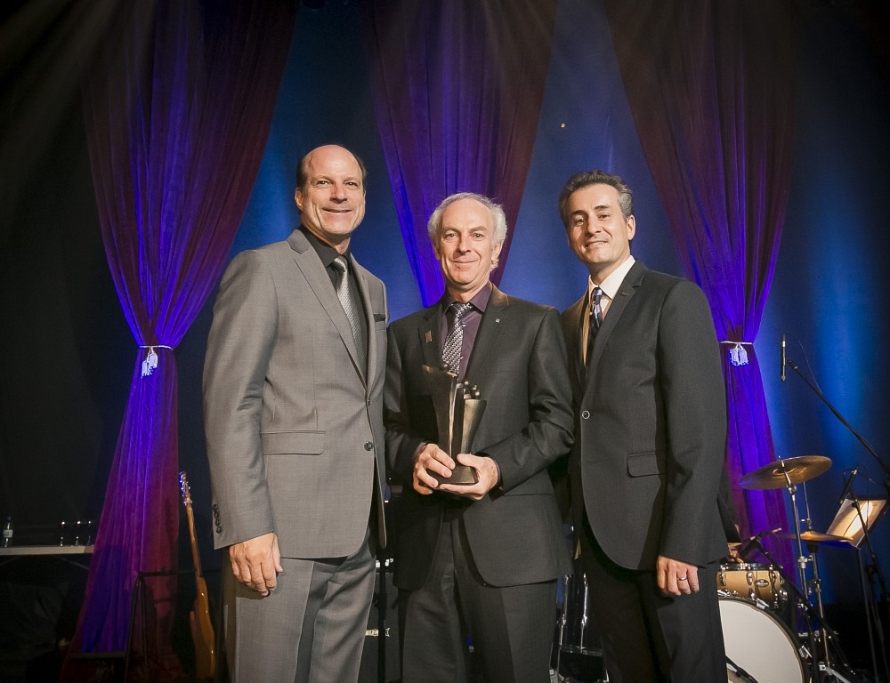 Roger Lecomte lors de la remise de son prix Carri&egrave;re au dernier gala des Prix d'excellence du C.A. du CHUS. &Agrave; ses c&ocirc;t&eacute;s, Jacques Fortier, pr&eacute;sident du C.A. du CHUS, et le Dr&nbsp;St&eacute;phane Tremblay, directeur g&eacute;n&eacute;ral du CHUS.