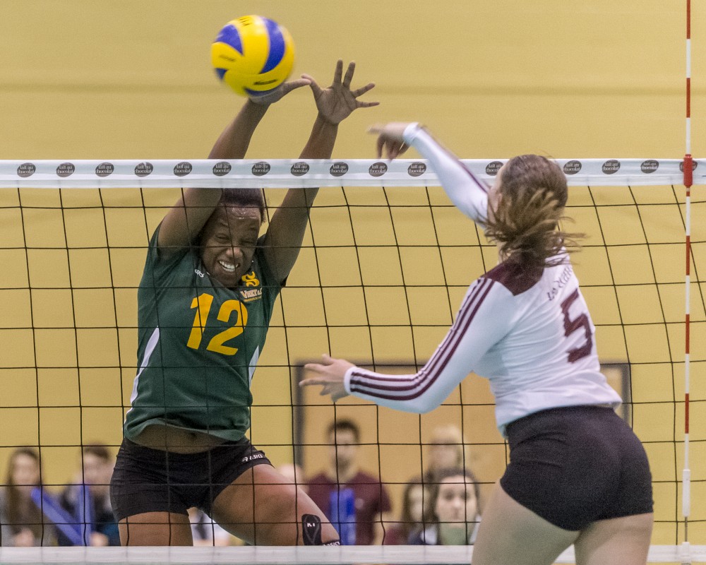Rose Borgelin tentant de bloquer une opposante des Gee-Gees lors du match de dimanche au gymnase du Centre sportif de l'UdeS.