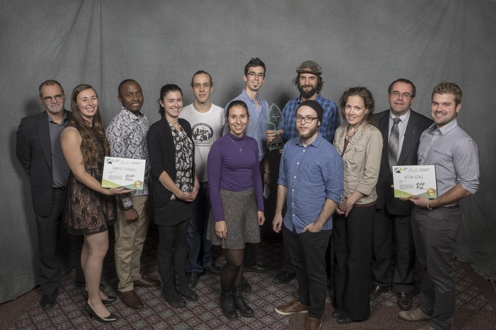 Finalistes de la cat&eacute;gorie Rel&egrave;ve, de gauche &agrave; droite: Alain Webster, administrateur de la Fondation estrienne en environnement (FEE) et vice-recteur au d&eacute;veloppement durable et aux relations gouvernementales de l&rsquo;UdeS, Sophie Valence-Doucet, Christian Kengne, St&eacute;phanie Boisvert, Michel Scult&eacute;ty-Ouellet et Arielle Guindon-Grenon de Campus Durable, Dragan Tutic et Renaud Lafortune d'Oneka Technologies, Marc-Andr&eacute; Plante (avant) et Corinne Duff-Talbot de Campus Durable, Denis Poirier, administrateur FEE, ainsi que Jean-Martin Lessard de B&eacute;ton G&eacute;nie.