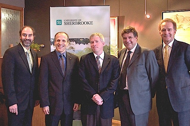 Au centre, le professeur Andr&eacute; Carpentier entour&eacute; des dignitaires pr&eacute;sents lors de l'annonce de la cr&eacute;ation de la nouvelle chaire.