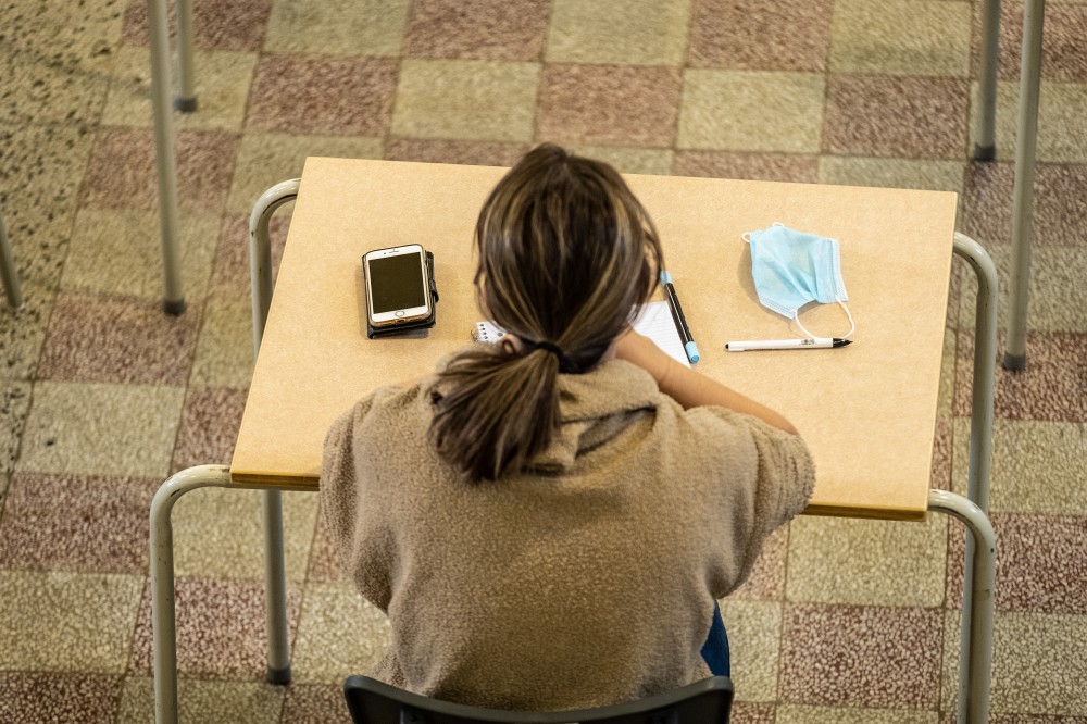 Le masque peut &ecirc;tre retir&eacute; lorsque l'&eacute;tudiante ou l'&eacute;tudiant est assis en classe.