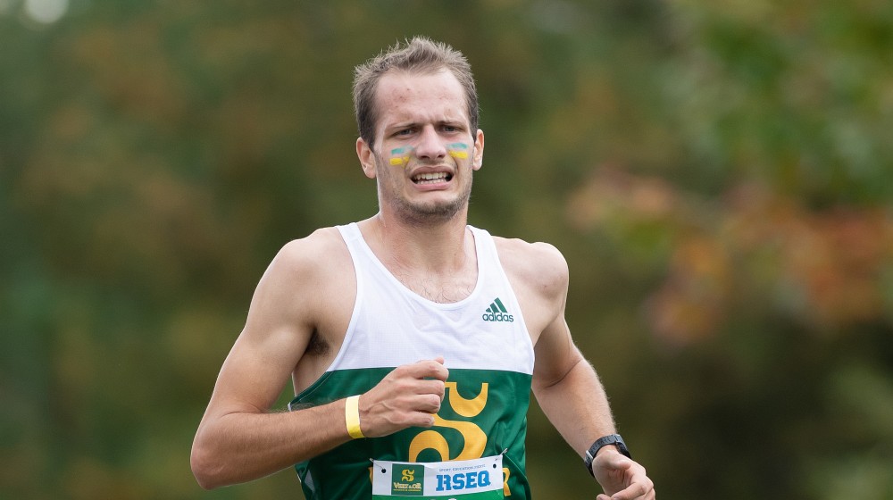 Paul Molinier de l'&eacute;quipe de cross-country Vert & Or.