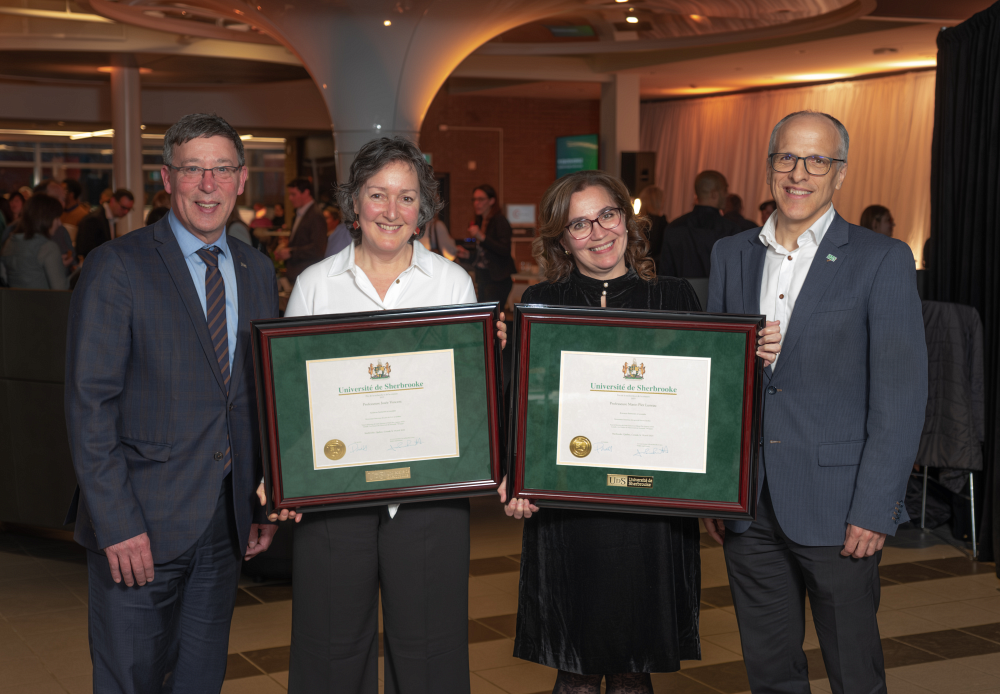 Pre Jos&eacute;e Vincent et Pre Marie-Pier Luneau, en compagnie du Pr Jean-Pierre Perreault, vice-recteur &agrave; la recherche et aux &eacute;tudes sup&eacute;rieures, et du Pr Pierre Cossette, recteur.