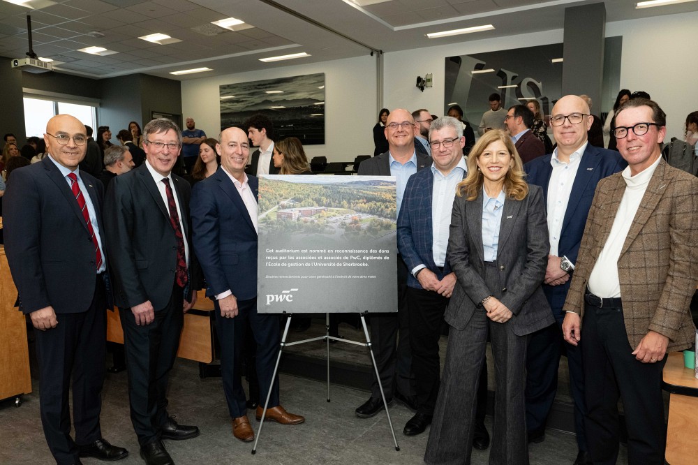 Le professeur Abdelouahab Mekki Berrada, doyen de l'&Eacute;cole de gestion, le professeur Jean-Pierre Perreault, recteur de l&rsquo;Universit&eacute; de Sherbrooke, Nicolas Marcoux, chef de la direction et associ&eacute; principal de PwC Canada, et les associ&eacute;s de PwC Fran&ccedil;ois Berthiaume,&nbsp;Patrice Lalande,&nbsp;Sonia Boisvert,&nbsp;S&eacute;bastien Doyon et Jean-Fran&ccedil;ois Thuot.