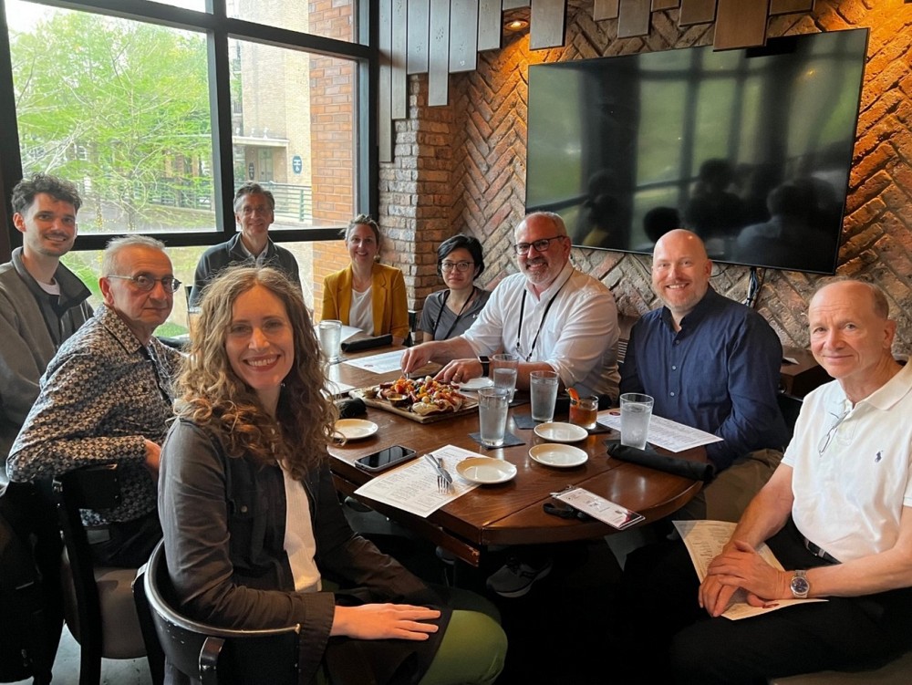 Membres de la mission Lunar Vertex, de gauche &agrave; droite: Brett Denevi, Ed Cloutis, Fr&eacute;d&eacute;ric Diotte (UdeS), Dave Blewett, Myriam Lemelin (UdeS), Xiao-Duan Zou, Josh Cahill, Ben Greenhagen, Lon Hood