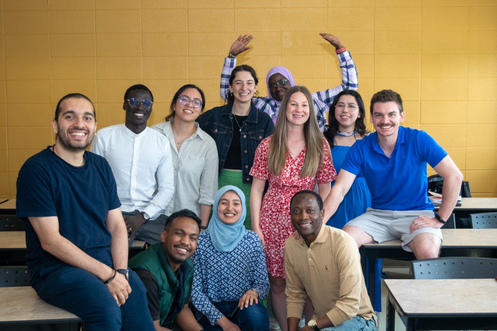 De g. &agrave; d., rang&eacute;e du bas : Ibrahim Zidan,&nbsp;Safidy Randrianiaina, Chaimaa Kada et Gatien Romuald Kenfack Nguemo. Rang&eacute;e du centre : Ibrahima Sene, Alitzel Lopez Sanchez, Audrey-Anne Blanchet (charg&eacute;e de cours), Ouamyma Tajir et Christopher Sinotte. Rang&eacute;e du haut : Tamara Krpic et Aminata Mbengue.&nbsp;Absent : Naim Dali Hassen.