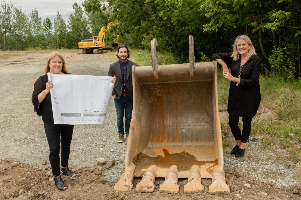 Lyne B&eacute;langer, directrice du CPE Tout-petit, Toute-petite;&nbsp;Julien Desautels, pr&eacute;sident du conseil d&rsquo;administration du CPE Tout-petit, Toute-petite; Denyse R&eacute;millard, vice-rectrice &agrave; l'administration et au d&eacute;veloppement durable