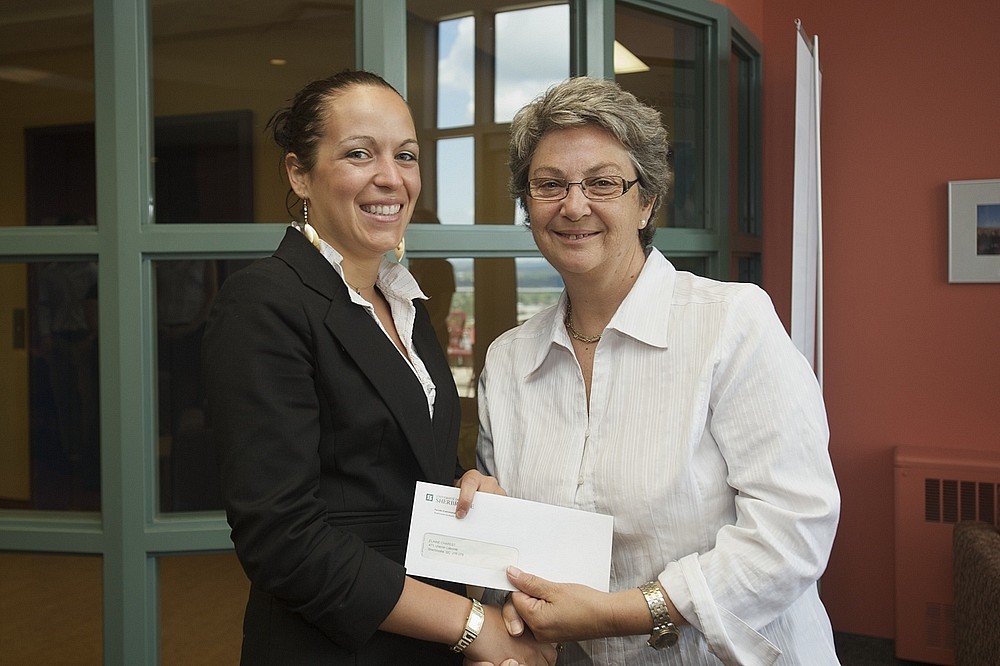 &Eacute;laine Charest en compagnie de la professeure Andr&eacute;e-Anne Ch&eacute;nier