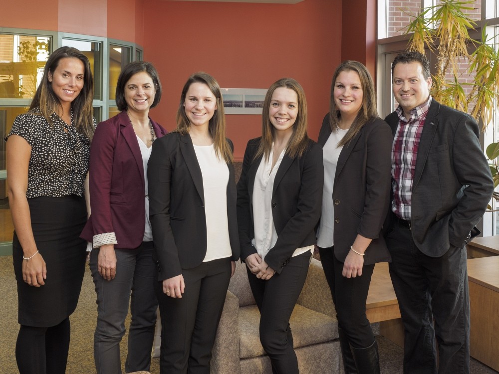 Catherine Bezeau, gestionnaire de comptes-cl&eacute;s chez Unilever, Nancy Lavigne, chef d'&eacute;quipe principal &agrave; la client&egrave;le chez Unilever, &Eacute;lizabeth Beaudoin, Jessica Loiselle, Myriam Goudreau-Desjardins, Patrick Rainville, charg&eacute; de cours en marketing. &Agrave; noter que Louis Gervais et Mathieu Jutras, membres de l'&eacute;quipe gagnante sont absents de la photo. 