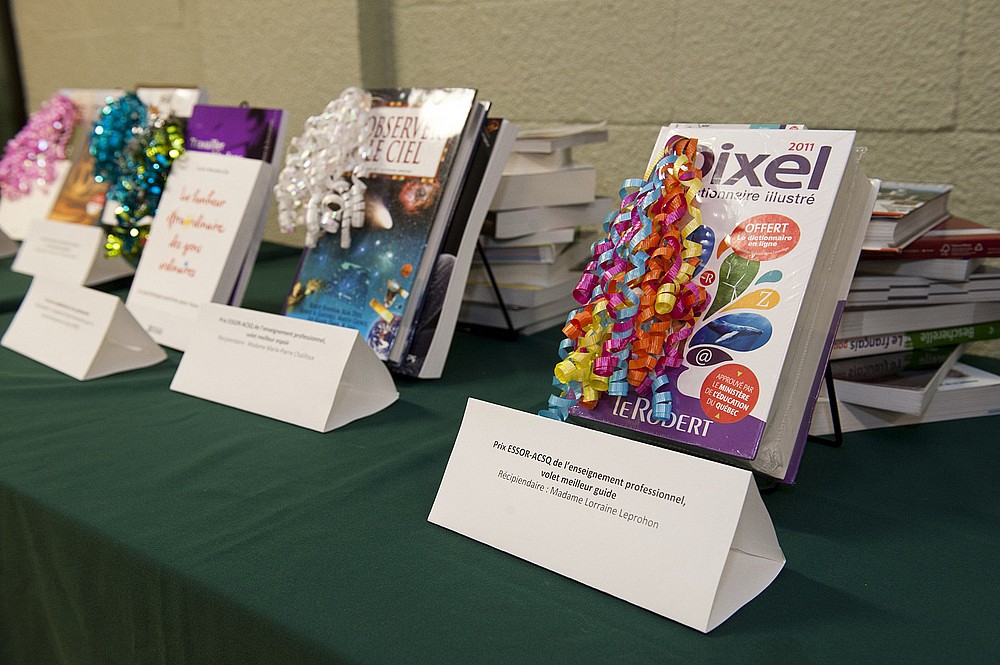 Les prix attribu&eacute;s aux r&eacute;cipiendaires ont &eacute;t&eacute; remis sous forme de livres.