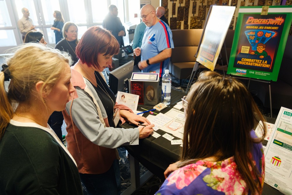 De nombreuses &eacute;tudes confirment que rendre les savoirs ludiques favorise l'apprentissage. Le&nbsp;18 f&eacute;vrier, une activit&eacute; de Foire ludique organis&eacute;e par le Service de soutien &agrave; la formation (SSF) dans le cadre du Mois de la p&eacute;dagogie universitaire a permis de d&eacute;couvrir et mettre en lumi&egrave;re des pratiques p&eacute;dagogiques innovantes &agrave; l&rsquo;UdeS qui prennent forme &agrave; travers le jeu.