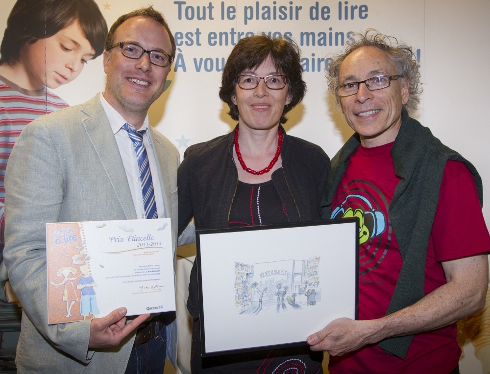 Martin L&eacute;pine accompagn&eacute; de Christiane Blaser et de Jacques Goldstyn, auteur et illustrateur, qui a cr&eacute;&eacute; des &oelig;uvres personnalis&eacute;es remises aux gagnants.