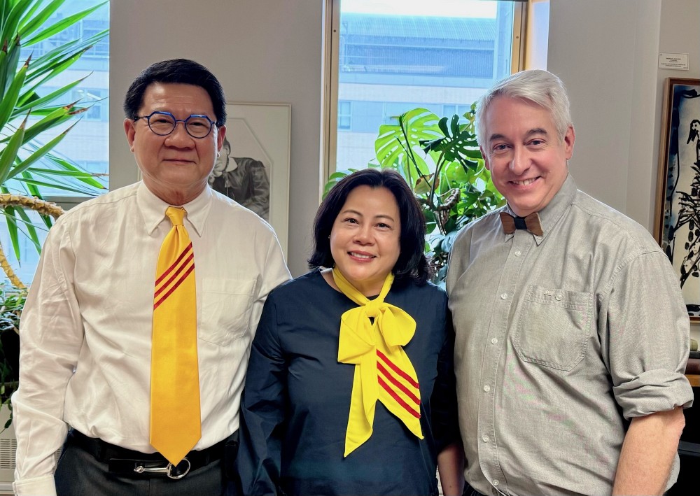 Dr Huu Hoang Duong et sa conjointe ont visit&eacute; la Facult&eacute; de m&eacute;decine et des sciences de la sant&eacute; en compagnie du doyen, Pr&nbsp;Dominique Dorion.