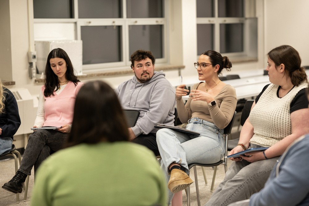 Pendant 90&nbsp;minutes, un soir d'hiver, des &eacute;tudiantes et &eacute;tudiants des facult&eacute;s d'&Eacute;ducation et des Lettres et sciences humaines ont discut&eacute; avec des parents autour d'une situation particuli&egrave;re. Leur apprentissage principal? Mettre les choses en perspective ouvre bien des horizons.