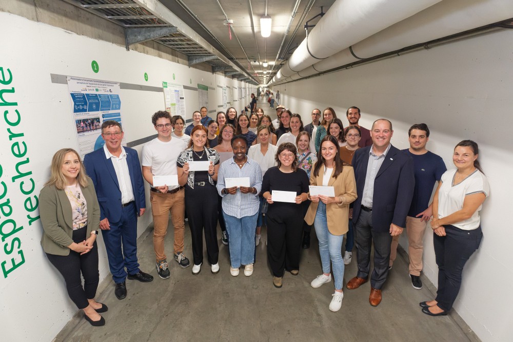 Les participantes et participants du Programme de stages d&rsquo;&eacute;t&eacute; d&rsquo;initiation &agrave; la recherche dans une discipline des sciences humaines et sociales accompagn&eacute;s du Pr Jean-Pierre Perreault, vice-recteur &agrave; la recherche et aux &eacute;tudes sup&eacute;rieures, et du P﻿r Jean-Pascal Lemelin, vice-recteur adjoint &agrave; la recherche et aux &eacute;tudes sup&eacute;rieures.