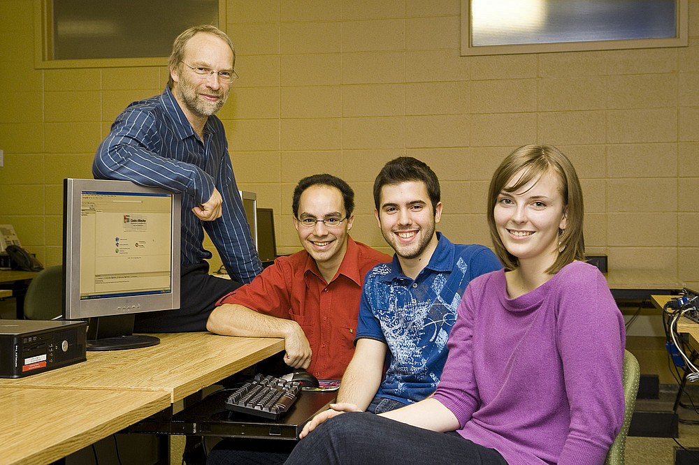 Le directeur du Département d'informatique, Gabriel Girard, initiateur du Fonds de soutien aux étudiantes et étudiants du Département, et les trois récipiendaires, Dominique Toupin, Stéphane Janvier et Évelyne Dufresne.