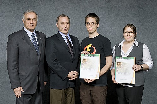 De gauche à droite, Roger Noël, doyen de la Faculté d'administration, Michel Blois, conseiller dons et commandites chez Hydro-Québec, Francis Michaud et Katrine De Grandpré-Leclerc, les récipiendaires des bourses Hydro-Québec, d'une valeur de  10 000$ chacune.