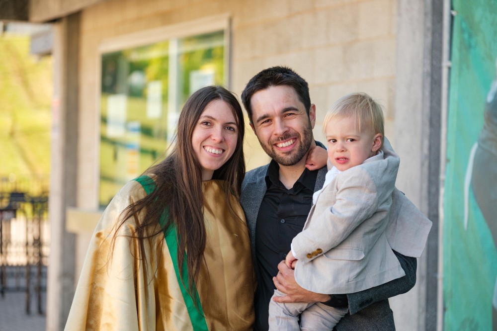 La dipl&ocirc;m&eacute;e Jessica Coulombe accompagn&eacute;e de son conjoint et de son fils.