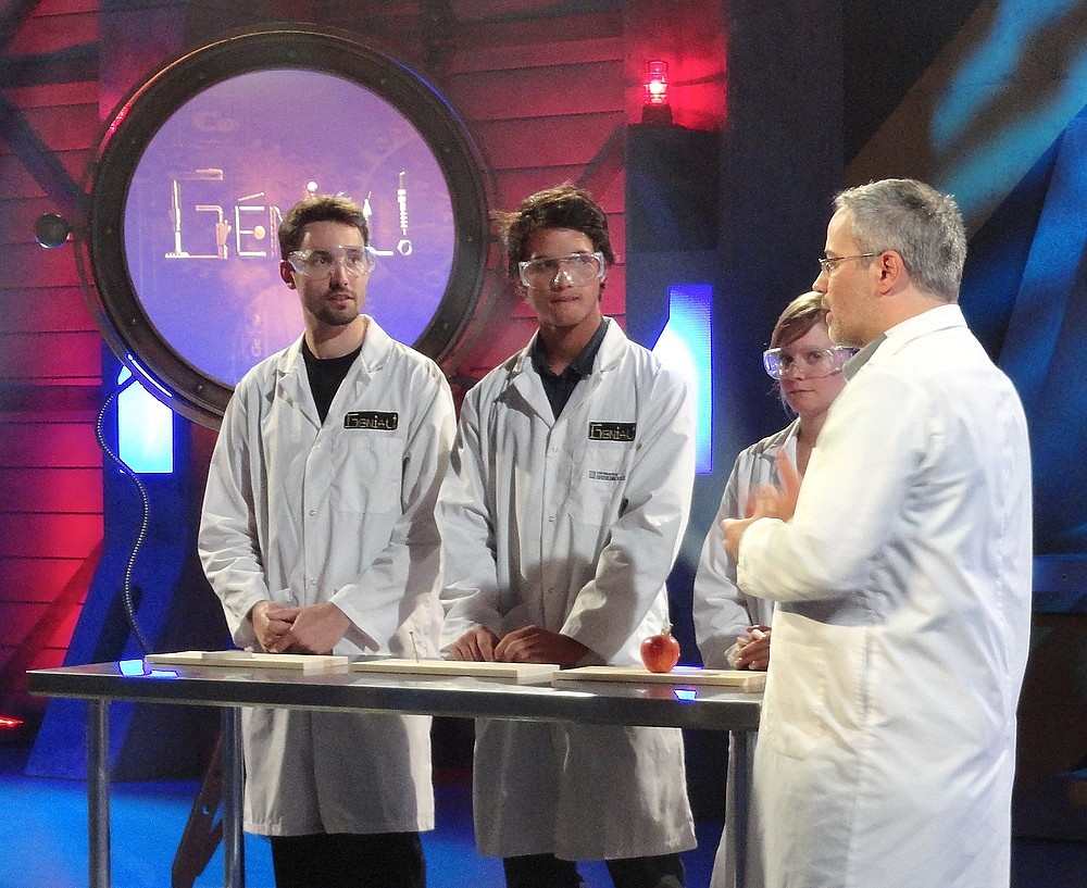 Second sur la photo, Thanh Nguyen, &eacute;tudiant en G&eacute;nie, participe &agrave; l'&eacute;mission Genial!