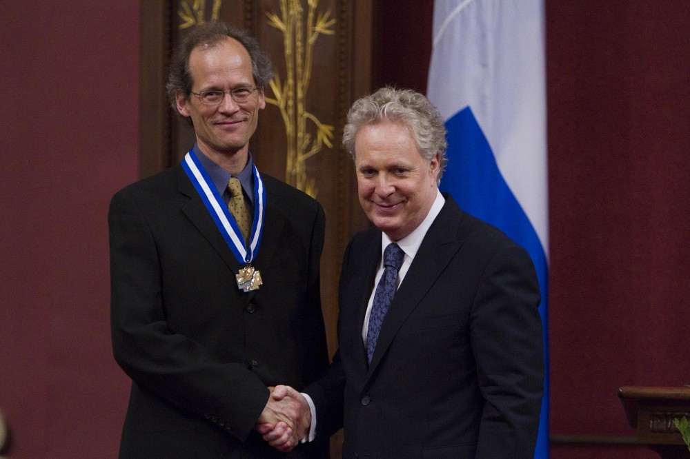 Louis Taillefer a re&ccedil;u le titre d'officier de l'Ordre national du Qu&eacute;bec par le premier ministre Jean Charest lors d&rsquo;une c&eacute;r&eacute;monie &agrave; l&rsquo;h&ocirc;tel du Parlement.