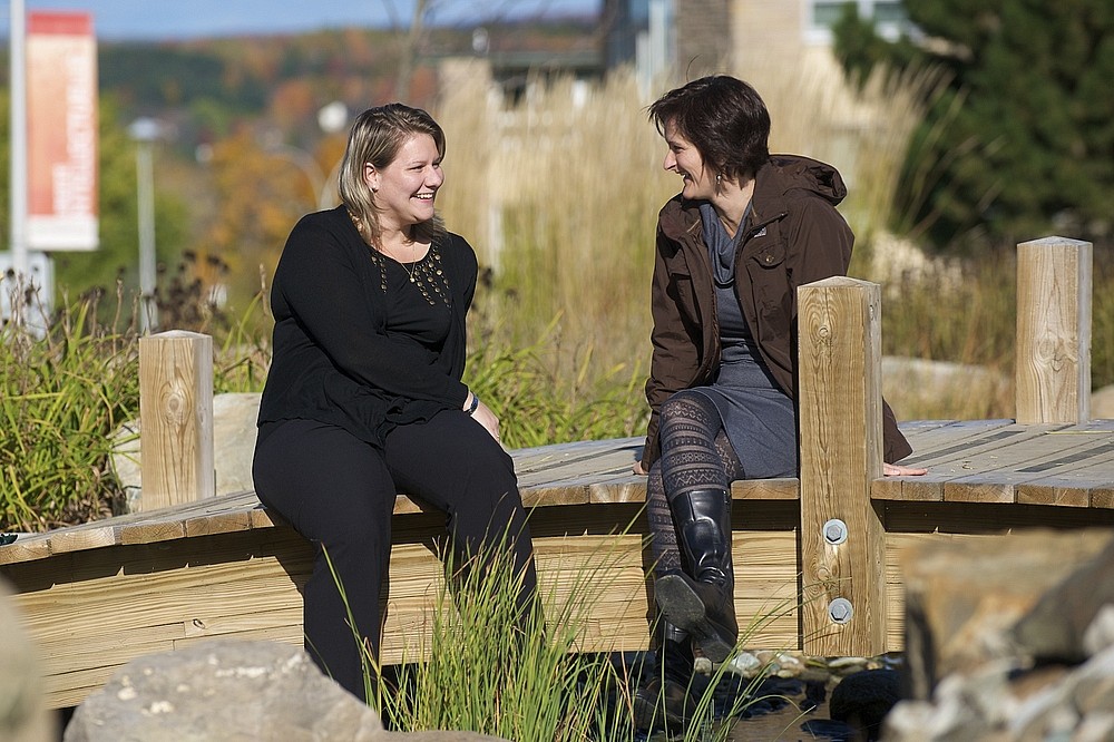 Carine Villemagne (&agrave; droite), professeure &agrave; la Facult&eacute; d'&eacute;ducation, et Justine Daniel, professionnelle de recherche dipl&ocirc;m&eacute;e &agrave; la ma&icirc;trise en environnement de l'UdeS, ont men&eacute; un projet de recherche visant le d&eacute;veloppement de l&rsquo;implication sociale et environnementale d&rsquo;adultes en processus d&rsquo;alphab&eacute;tisation dans leur milieu de vie.