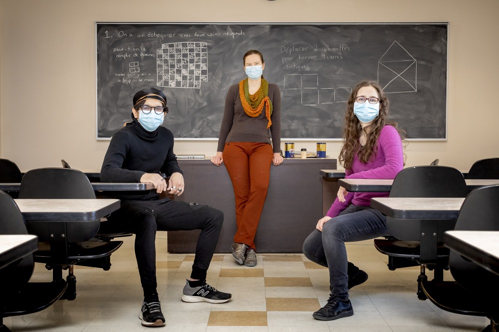 Assim Bousselsal, &eacute;tudiant au baccalaur&eacute;at en g&eacute;nie informatique, la professeure Vasilisa&nbsp;Shramchenko et&nbsp;Rose-Line Baillargeon, &eacute;tudiante &agrave; la ma&icirc;trise en math&eacute;matiques.