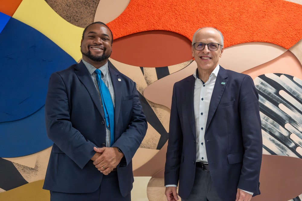 Ra&iuml;s Kibonge, maire suppl&eacute;ant de Sherbrooke, et le professeur Pierre Cossette, recteur de l&rsquo;Universit&eacute; de Sherbrooke, lors de la premi&egrave;re activit&eacute; de maillage du LIIM, le jeudi 23 novembre dernier, au Quartier g&eacute;n&eacute;ral de l'entrepreneuriat.