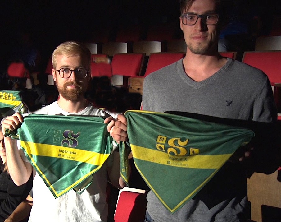 Le fameux bandana Vert et Or de la Facult&eacute; de g&eacute;nie de l'UdeS arbor&eacute; fi&egrave;rement par deux &eacute;tudiants au baccalaur&eacute;at en g&eacute;nie informatique
