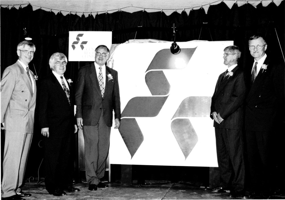 Inauguration des nouveaux locaux du Centre de recherche clinique (CRC), septembre 1998. De gauche &agrave; droite sur la photo apparaissent Pr Marek Rola-Pleszynski, M. Michel Bureau, M. Jean Rochon, M. Denis Par&eacute;, et le recteur Pierre Reid.
