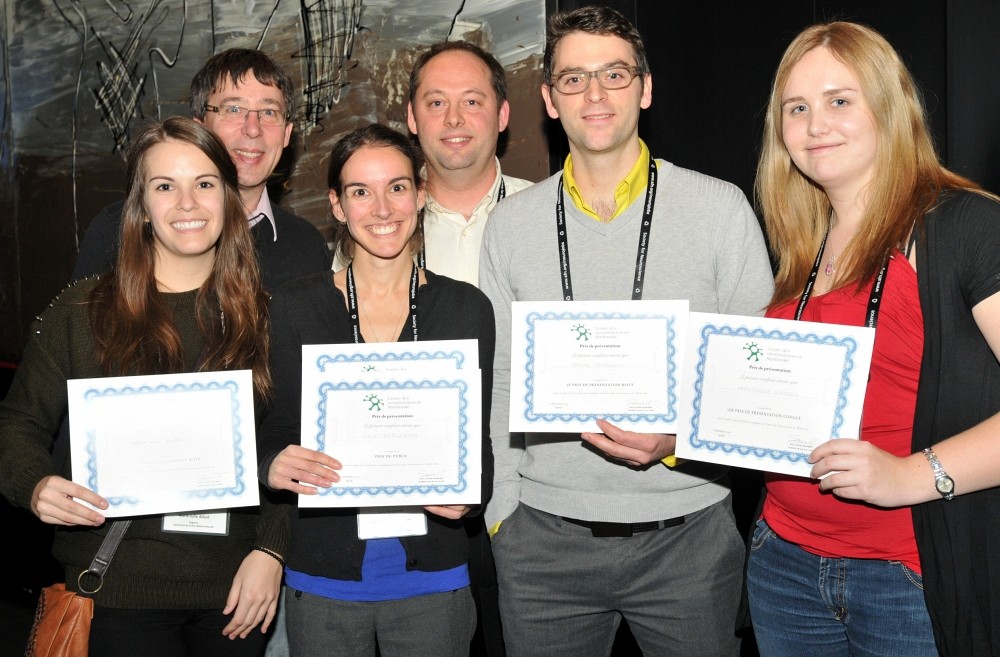 (&Agrave; l'arri&egrave;re)&nbsp;Pr Philippe Sarret et Pr Jean-Pierre Perreault.(&Agrave; l'avant) De gauche &agrave; droite (r&eacute;cipiendaires de prix) : Marie-Julie Allard, Julie Bergeron, Pascal T&eacute;treault et Marie-France Hurteau.