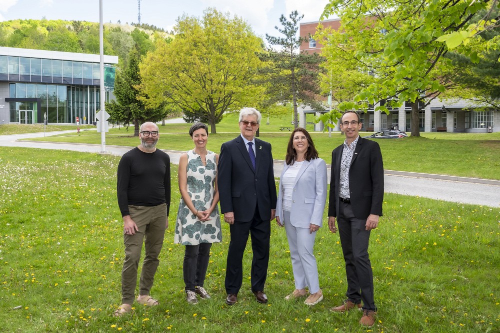 De gauche &agrave; droite&nbsp;: Mathieu Robert, professeur adjoint &agrave; la Facult&eacute; de g&eacute;nie, Mme Caroline Ouellette, M. Raymond Ouellette, Nathalie Roy, doyenne de la Facult&eacute; de droit, Jean Proulx, Vice-recteur aux finances, aux infrastructures et au num&eacute;rique